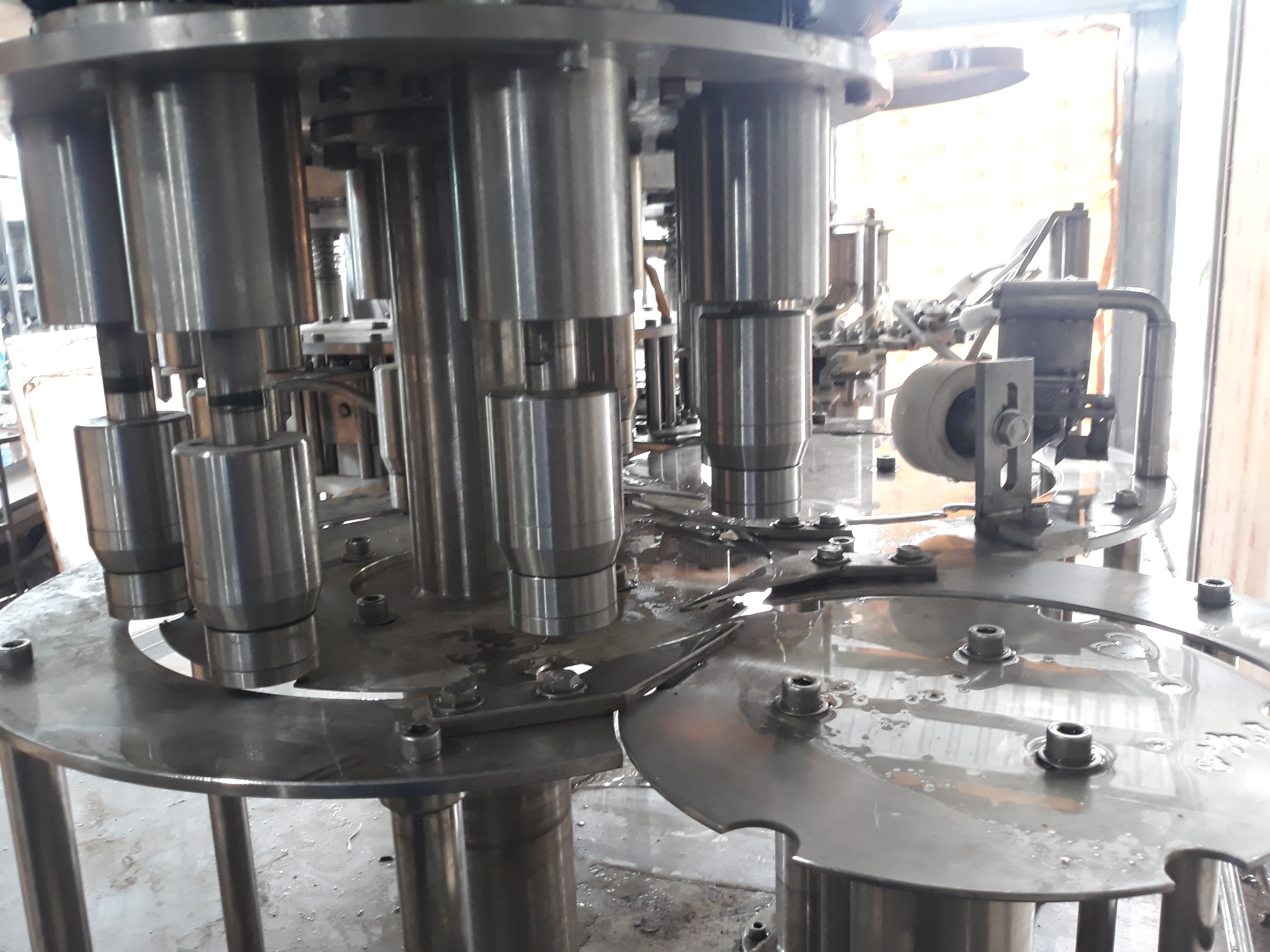 máy siết nắp chai liên tục - máy vặn nắp tự động