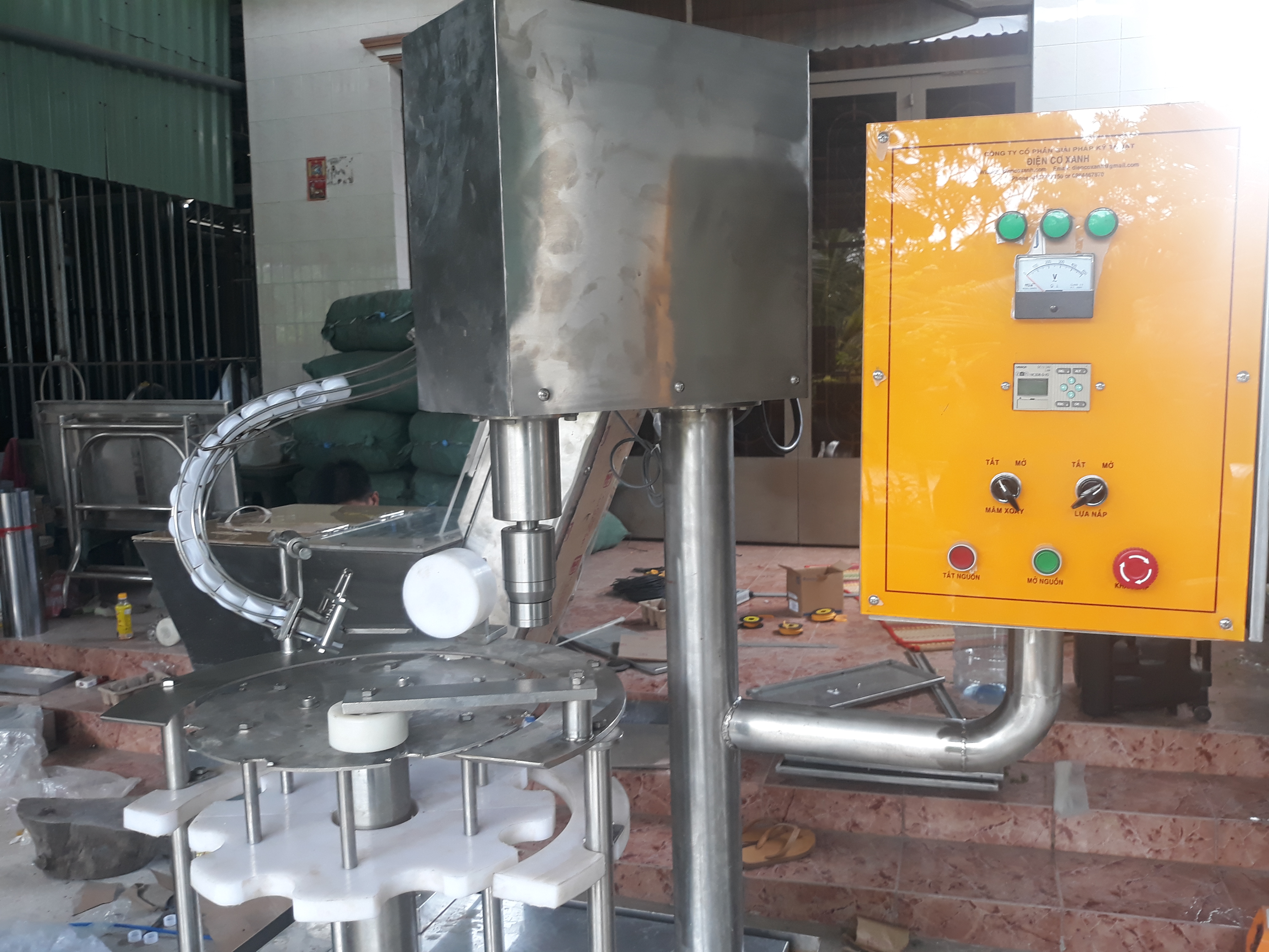 MÁY VẶN NẮP CHAI NƯỚC UỐNG TINH KHIẾT TỰ ĐỘNG