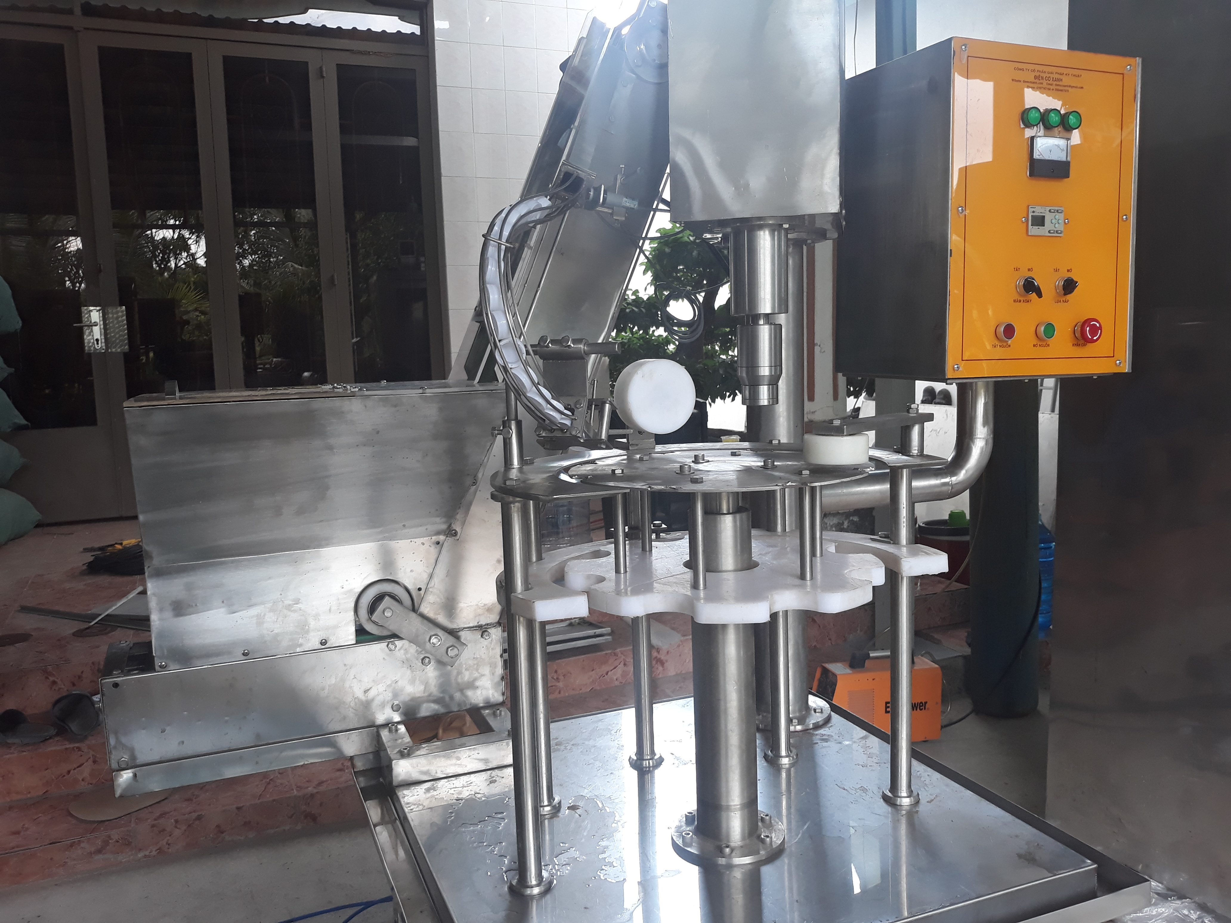 Máy vặn nắp chai tự động - ĐIỆN CƠ XANH