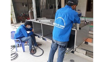 BUỔI SÁNG TẤT BẬT CỦA ANH EM THỢ CHẾ TẠO MÁY CHIẾT RÓT